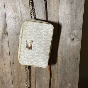 MICHAEL KORS Large East West Crossbody in Signature